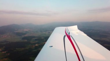 Pilotlar küçük uçaktan bakar, ülkeyi uçarak geçerler.