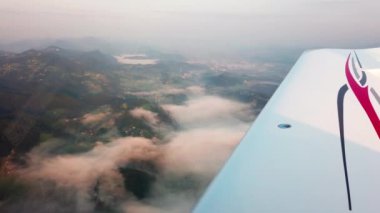 Pilotlar küçük uçaktan bakar, ülkeyi uçarak geçerler.