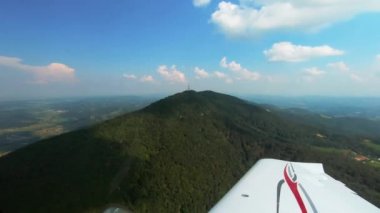 Pilotlar küçük uçaktan bakar, ülkeyi uçarak geçerler.