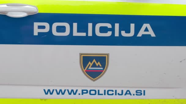 Assinatura da polícia com número de discagem de emergência na lateral do carro de patrulha — Vídeo de Stock