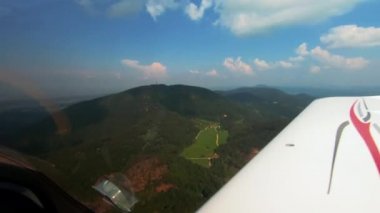 Pilotlar küçük uçaktan bakar, ülkeyi uçarak geçerler.