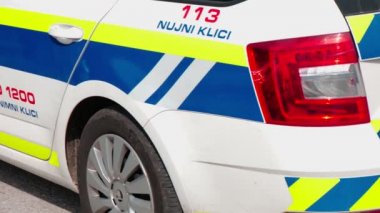 Devriye arabasının yanında acil arama numarası yazılı bir polis imzası var.
