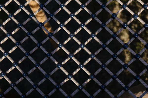 Red de seguridad suspendida de la pasarela, patrón de malla, cuerda atada y nudos, vista detallada de cerca — Foto de Stock