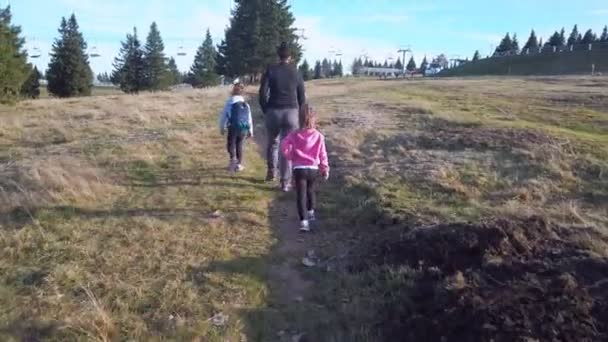 Anne ve iki kızı doğa yürüyüşü yapıyor. — Stok video