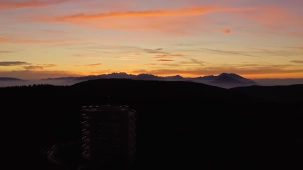 Закат над горами и смотровая башня перед — стоковое видео