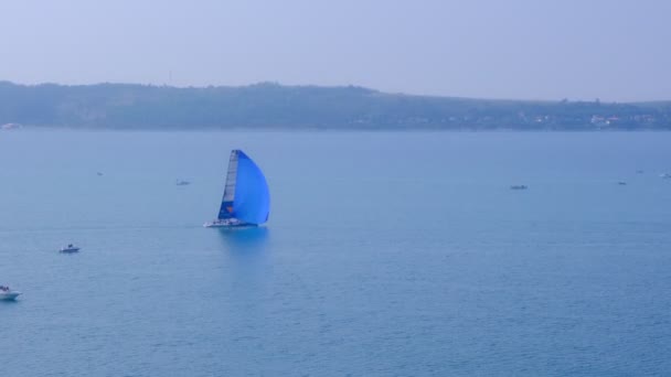 Velero de carreras en regata, Barcolana 2019 — Vídeo de stock