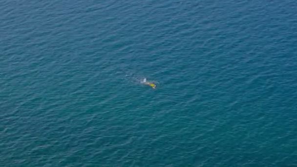 Mulher de maiô amarelo nadando no mar, ninguém — Vídeo de Stock