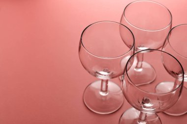 Pastel pembe arka planda boş şarap bardakları koleksiyonu 