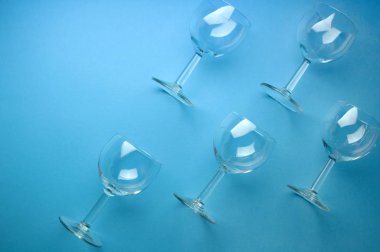 Pastel mavi arka plan üzerinde şarap bardakları ile Desen