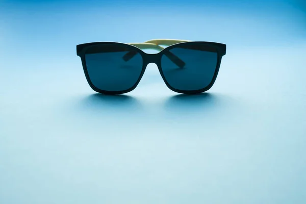Vista Frontale Eleganti Occhiali Sole Neri Sfondo Blu Pastello — Foto Stock