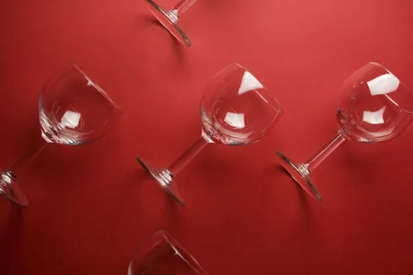 深い赤の背景にワイングラスとパターン — ストック写真