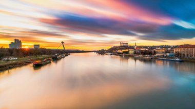 Slovakya 'nın Tuna Nehri çevresinde Bratislava' da gün batımı