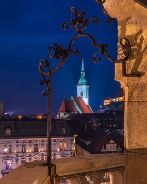 Bratislava, Slovakya 'daki St. Martin Katedrali' nin akşam ışığında