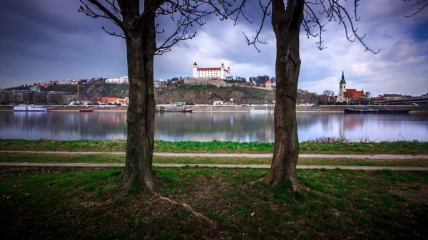 Bratislava kalesi, parlamento ve Tuna nehri güzel bir sonbahar gününde, Bratislava