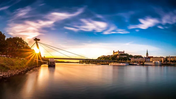Puesta Sol Bratislava Alrededor Del Río Danubio Eslovaquia —  Fotos de Stock