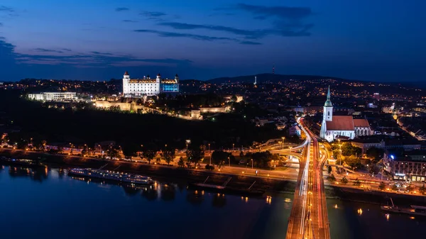 Geceleri Bratislava. Kale, Tuna Nehri ve SNP köprüsü, Slovakya