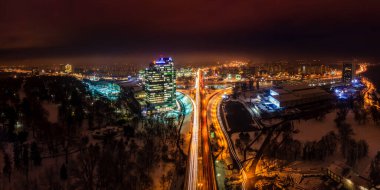 Bratislava, Slovakya 'daki UFO köprüsünden Petrzalka' nın kış manzarası