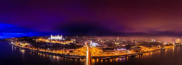 Slovakya 'nın Bratislava kentindeki SNP Köprüsü' nden kış panoramik görüntüsü
