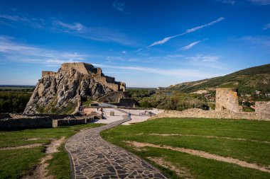 Bratislava, Slovakya yakınlarındaki Devin Kalesi kalıntıları