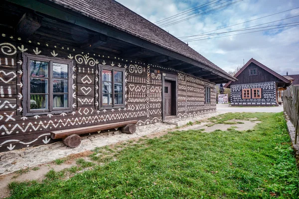 Slovakya 'nın UNESCO köyü Cicmany' deki eski ahşap evler. Cicmany 'den gelen süsler ve Slovak halk desenleri..
