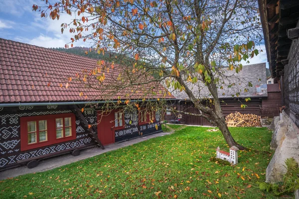 Slovakya 'nın UNESCO köyü Cicmany' deki eski ahşap evler. Cicmany 'den gelen süsler ve Slovak halk desenleri..