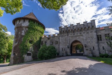 Slovakya 'daki Ortaçağ Smolenice şatosunun giriş kapısı