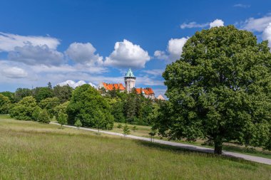Küçük Karpatlar 'ın eteğindeki Smolenice kalesi, Slovakya