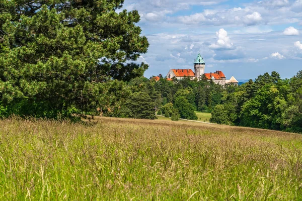 Küçük Karpatlar 'ın eteğindeki Smolenice kalesi, Slovakya