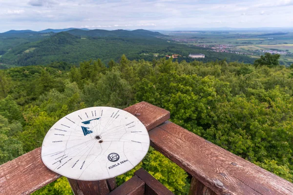 Little Carpathian dağları, Modra, Slovakya 'daki gözcü kulesi Kukla' nın ahşap yapısı. Ormanın ortasında bir yerde..