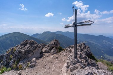 Tepenin tepesinde Hıristiyan haçı, Velky Rozsutec, Mala Fatra, Slovakya - metal, çelik ve demir yapı ve dağın zirvesi ve zirvesinde anıt.