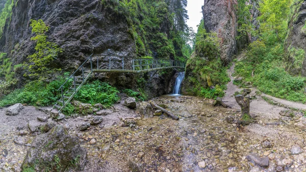 Janosikove日記 スロバキアの有名な観光地 ベンチ チェーン 石や急な崖の多く — ストック写真