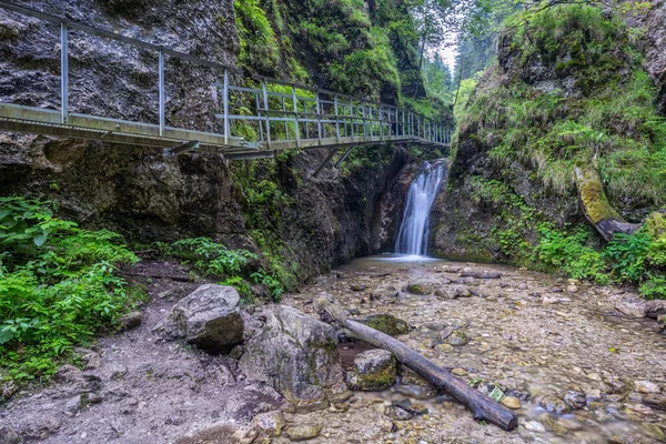 Janosikove Diery - Slovakya 'da ünlü bir turizm merkezi. Bir sürü şelale, bank, zincir, taş ve sarp kayalıklar..