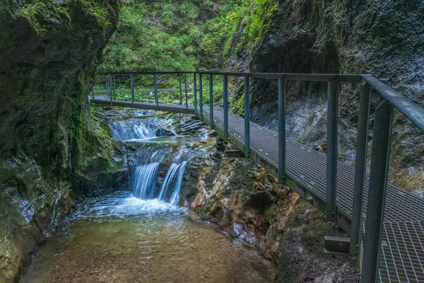 Janosikove日記 スロバキアの有名な観光地 ベンチ チェーン 石や急な崖の多く — ストック写真