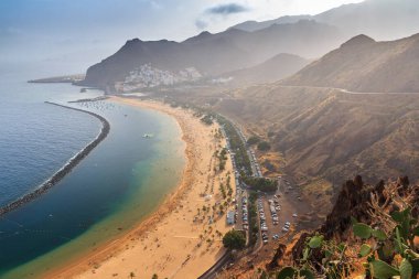 Ünlü sahil ve okyanus manzarası Playa de las Teresitas, Tenerife, Kanarya Adaları, İspanya