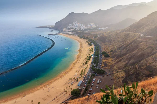 Ünlü sahil ve okyanus manzarası Playa de las Teresitas, Tenerife, Kanarya Adaları, İspanya