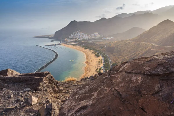 Ünlü sahil ve okyanus manzarası Playa de las Teresitas, Tenerife, Kanarya Adaları, İspanya