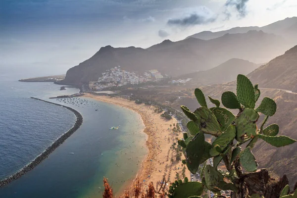 Ünlü sahil ve okyanus manzarası Playa de las Teresitas, Tenerife, Kanarya Adaları, İspanya