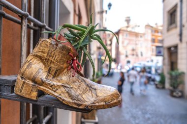 Roma, İtalya 'da eski rahat cadde ve ayakkabı alışverişi manzarası