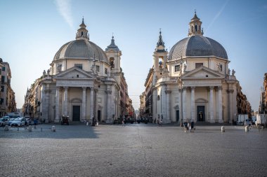 Roma 'daki Piazza del Popolo manzarası. Santa Maria 'nın Montesanto ve Santa Maria dei Miracoli manzarası