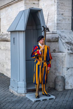 Vatikan, İtalya 'daki Vatikan Müzesi' nin kapısında duran Papalık İsviçreli muhafız