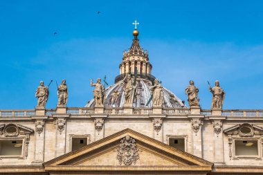 Aziz Peter Anıtı ve Aziz Peter Bazilikası arka planda Aziz Peter Meydanı, Vatikan Şehri, Roma, İtalya