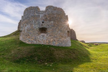 Slovakya 'nın Branc ine Podbranc (Senica) antik şatosunun kalıntılarından gün batımı