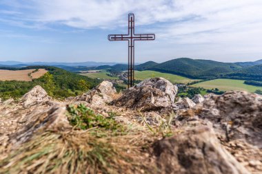 Brezova kapsülü Bradlom, Slovakya 'daki Bradlo tepesinde Hrombaba Gözcüsü
