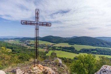 Brezova kapsülü Bradlom, Slovakya 'daki Bradlo tepesinde Hrombaba Gözcüsü