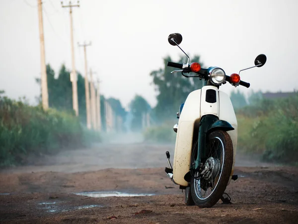 Honda Super Filhote Moto Fica Uma Estrada Nebulosa Sujeira Rusia — Fotografia de Stock