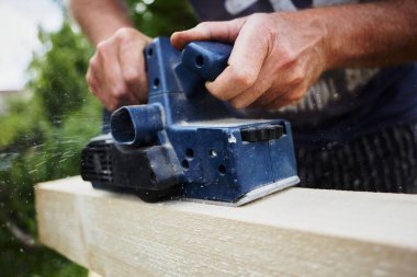 Elektrik planörüyle ahşap işleme