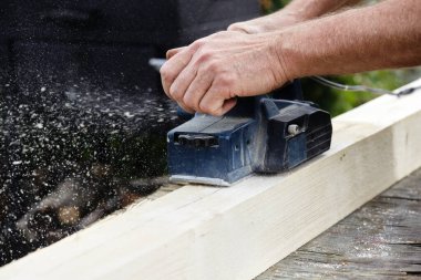 Elektrik planörüyle ahşap işleme