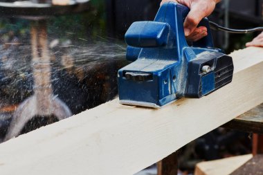 Elektrik planörüyle ahşap işleme