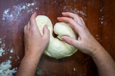 Kadın ellerinin ev yapımı ekmek için para kazandığını görürüz.