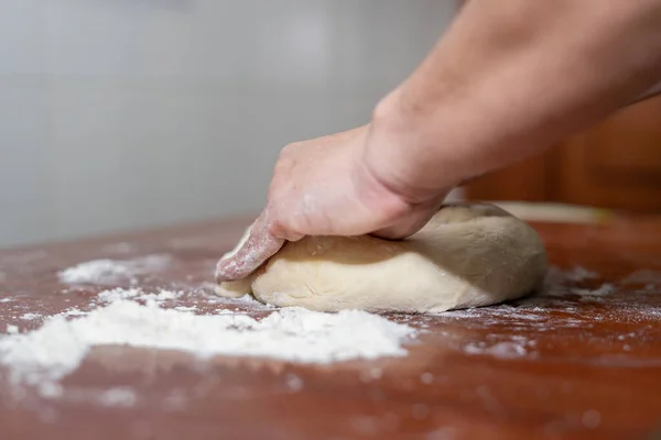 Ev yapımı ekmek için hamur yapan kadınların ellerini kapat.